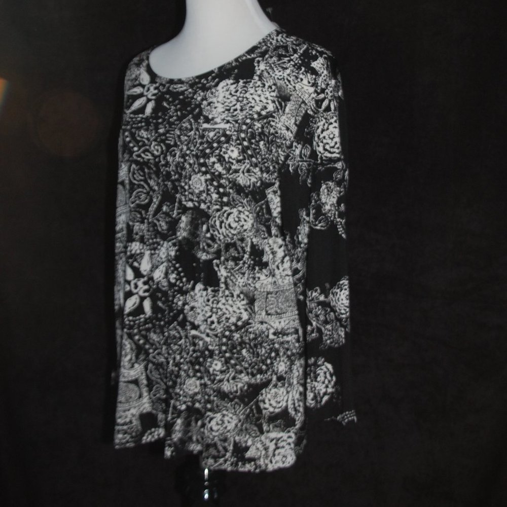 Chico's Travelers top - black and cream - NWT sz 2